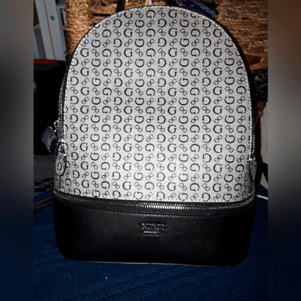 Guess 3 zipper opening back pack